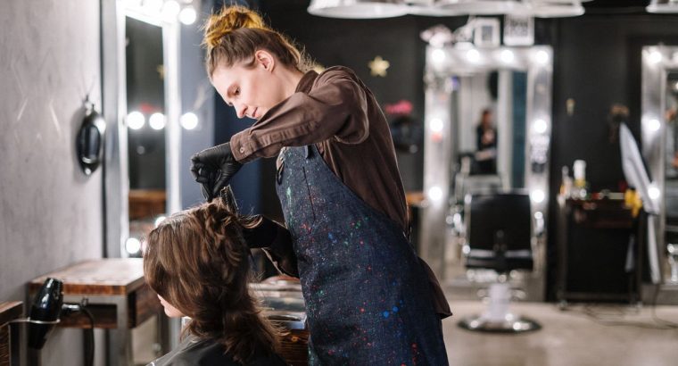 Перукарня «СВІЙ ДО СВОГО ПО СВОЄ» шукає працівника