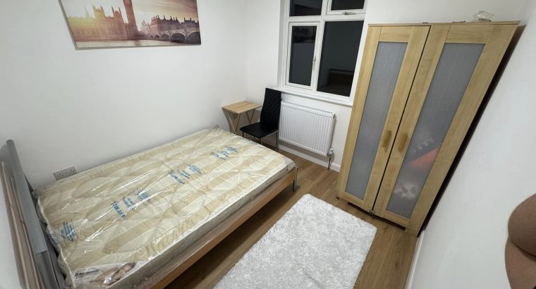 Здається затишна двомісна кімната.