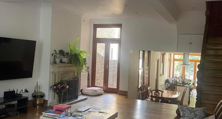 Здається простора кімната