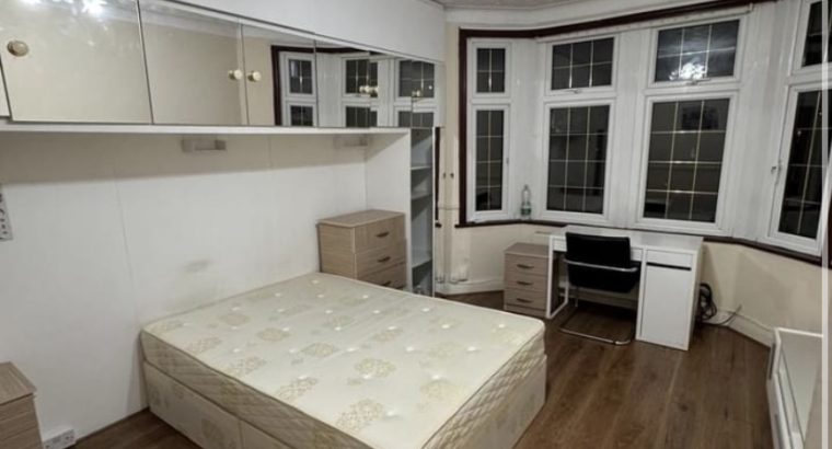 Здається затишна кімната в районі Ілфорд