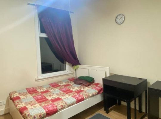 spacious room for 1-2 people