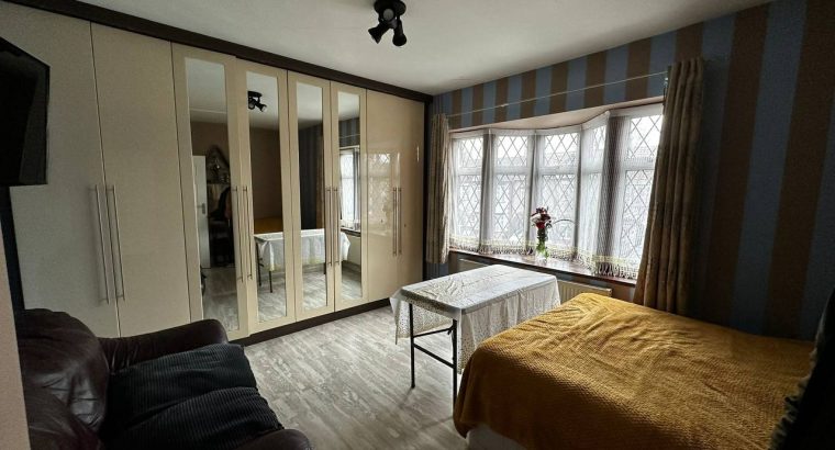 ✨ Сдается просторная меблированная дабл-комната недалеко от станции Gants Hill! ✨