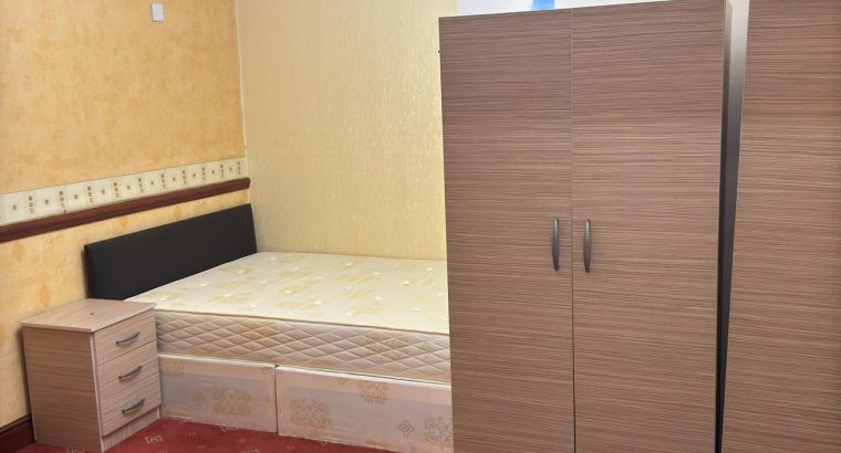 Здається затишна кімната в районі Ілфорд.