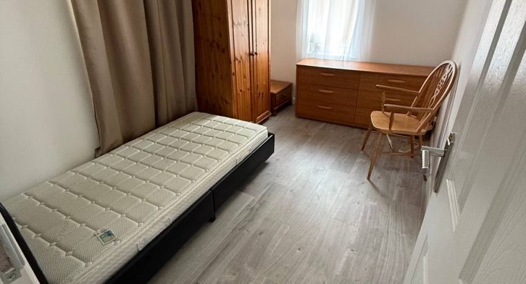 Здається сінгл кімната.