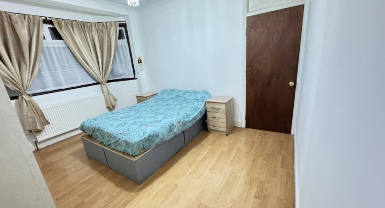 Здається кімната для пари з України