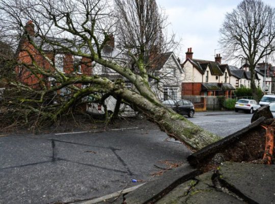 Ураган Еовін на Британських островах вбив 1 людину та залишив мільйони без світла