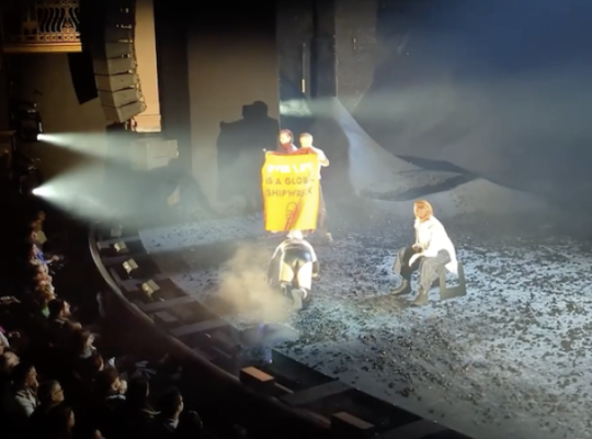 Активісти Just Stop Oil зірвали в Лондоні виставу з голлівудською зіркою Сігурні Вівер