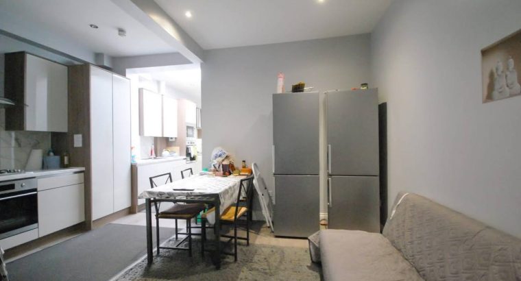 Room in 6-rooms house