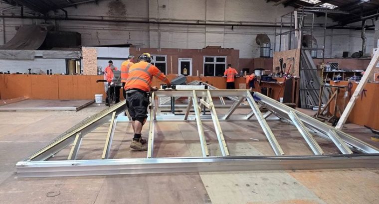 робота для чоловіків- оператор на виробництво будинків для садків і також виробництво вікон та дверей