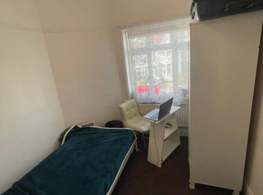 Double, single roomsSingle room 🇬🇧 🔜 Available from now 📮IG1 3PA 📍East London,Maryland, Stratford 🏠 Vaughan Gardens 💸 from £590 per month + 2 weeks deposit, bills and Internet included