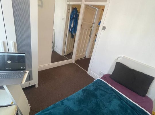 Double, single roomsSingle room 🇬🇧 🔜 Available from now 📮IG1 3PA 📍East London,Maryland, Stratford 🏠 Vaughan Gardens 💸 from £590 per month + 2 weeks deposit, bills and Internet included