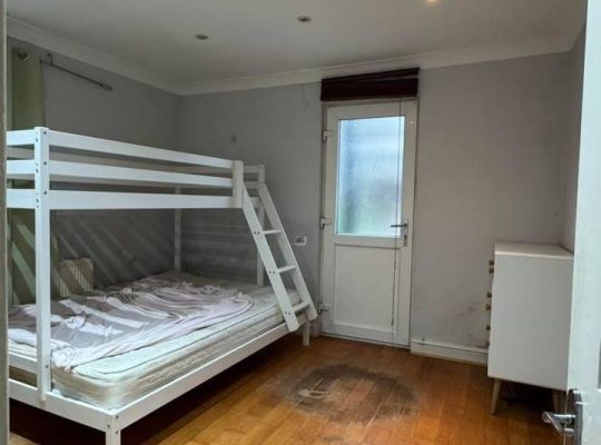 2 bed flat with garden