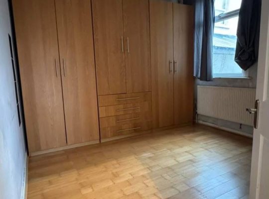 2 bed flat with garden