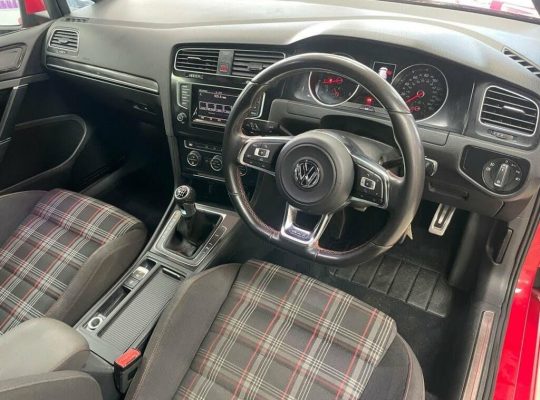 Volkswagen Golf 2.0 TSI