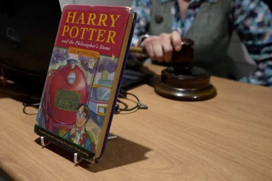 У Британії на аукціоні продали книгу про Гаррі Поттера за $26 тисяч, яку хотіли викинути