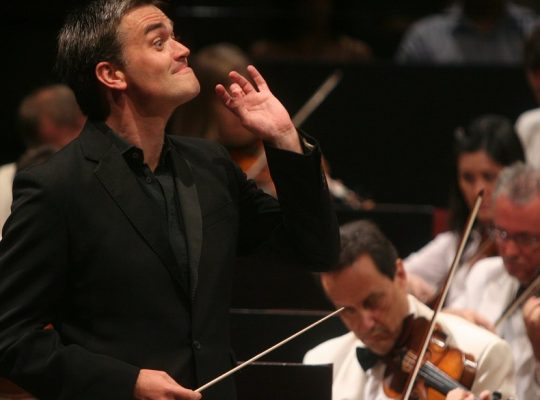 Британський диригент перепросив за порівняння італійських співаків із мафією