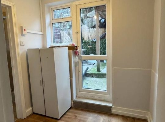 1 bed flat with garden