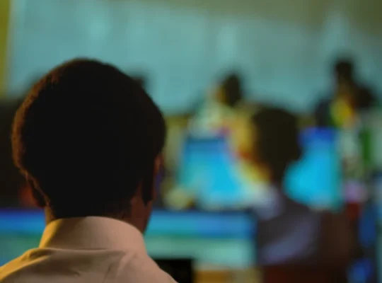 Батьки відправили сина з Лондона вчитися в Африку. Він подав на них до суду