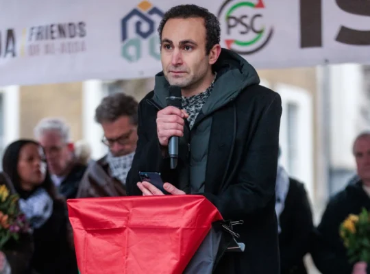 Зірку серіалу “Корона” Халіда Абдаллу у Великій Британії викликали на допит через пропалестинські протести