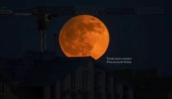 Сьогодні вночі можна буде спостерігати “криваве” місячне