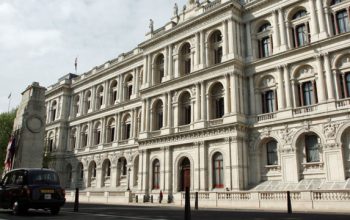 Британія позбавила акредитації російського посла та його дружину