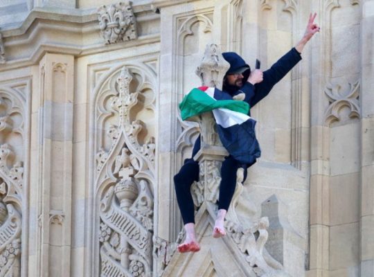 З Біг-Бену спустився чоловік, який видерся на вежу з палестинським прапором. Його затримали