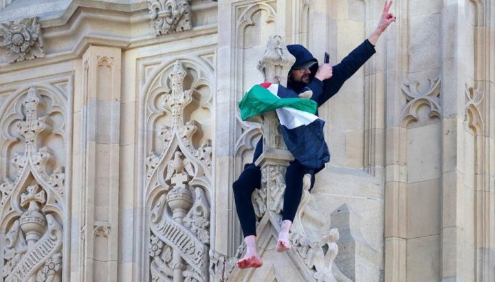 З Біг-Бену спустився чоловік, який видерся на вежу з палестинським прапором. Його затримали