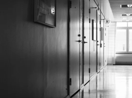 У Британії жінку з аутизмом помилково тримали у психіатричній лікарні 45 років