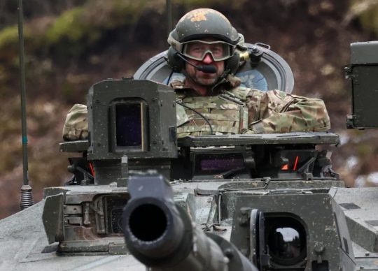 Принц Вільям поїздив на танку біля кордону з Росією