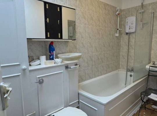 2 bed flat with balcony