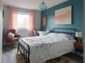 Здається кімната для сімейної пари без дітей в квартирі. Квартира чиста, тепла. Проживають дві сімейні пари. До метро 6 хвилин пішки.