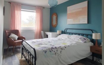 Здається кімната для сімейної пари без дітей в квартирі. Квартира чиста, тепла. Проживають дві сімейні пари. До метро 6 хвилин пішки.