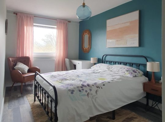 Здається кімната для сімейної пари без дітей в квартирі. Квартира чиста, тепла. Проживають дві сімейні пари. До метро 6 хвилин пішки.