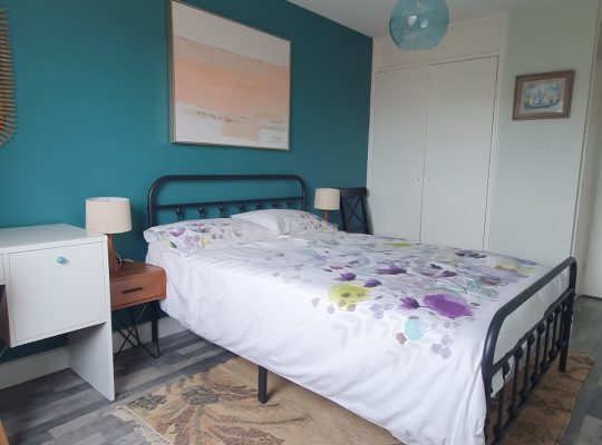 Здається кімната для сімейної пари без дітей в квартирі. Квартира чиста, тепла. Проживають дві сімейні пари. До метро 6 хвилин пішки.